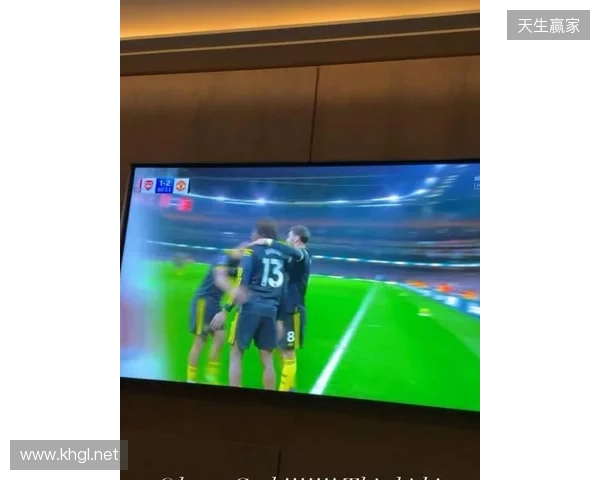 齐尔克泽晒在家看直播照片：我的天哪！！多古太牛了！