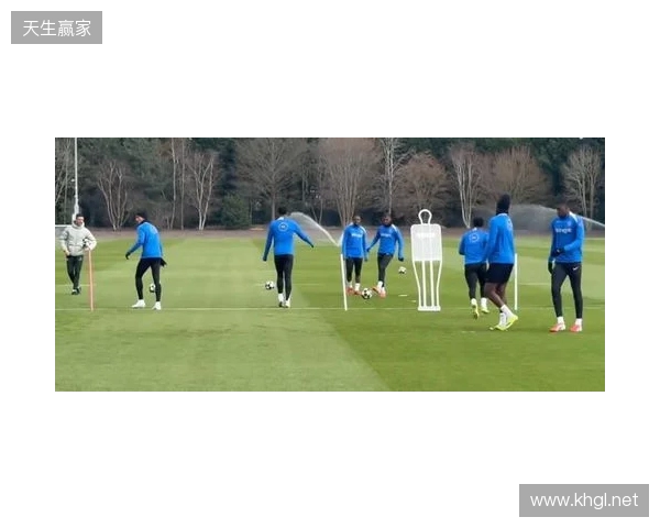 跟队：埃斯特旺参加了切尔西的公开训练，里斯、约恩森缺席